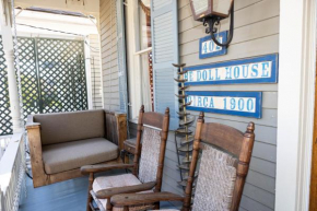 The Dollhouse - 3 Bed, 2 Bath, Walk to Downtown